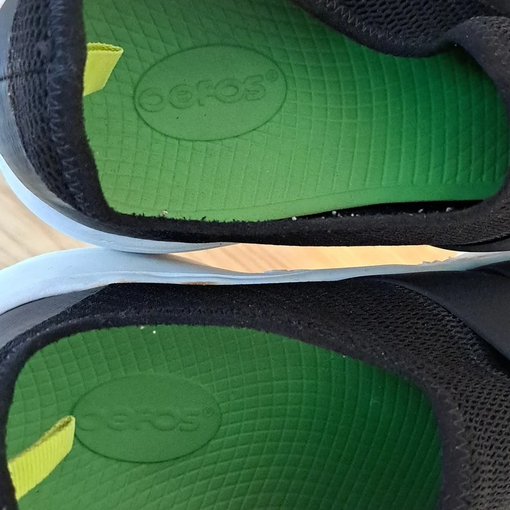 LIKE NEW Oofos 00mg Low Shoe (Black/White)
